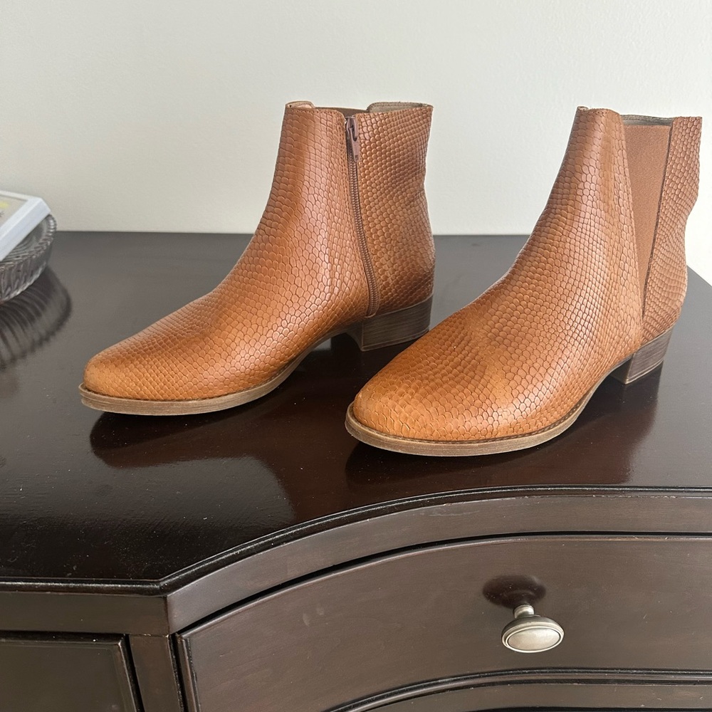 Italian great looking great color ankle booties with side zippers for Comfort
